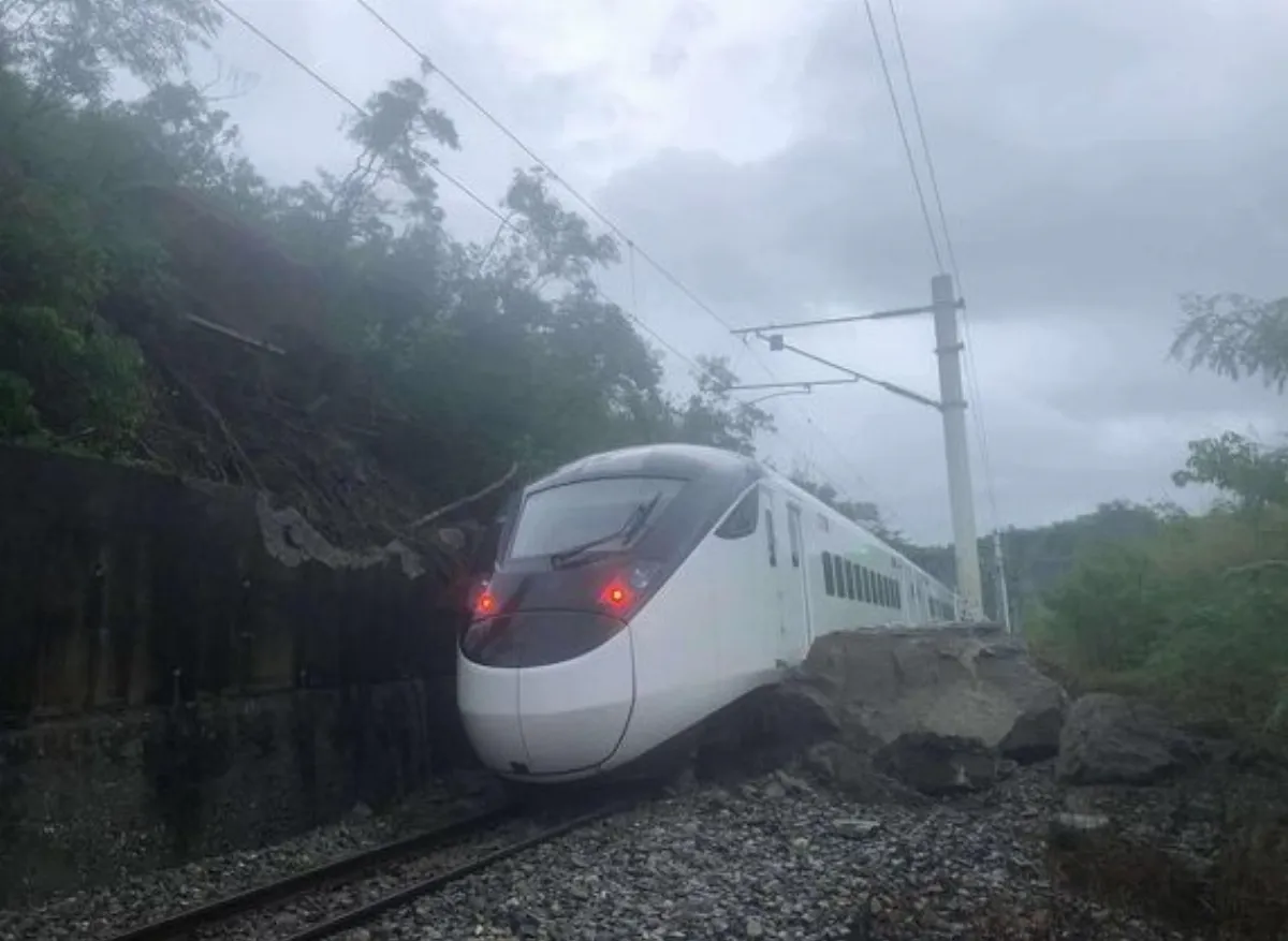 自強號撞土石堆出軌 山里至鹿野間不通